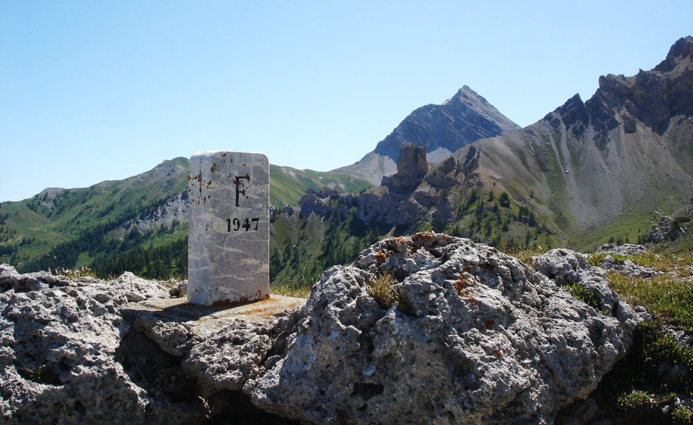 Il cippo di confine, datato 1947